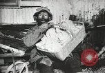 Standbild Dieb entführt Baby United States USA, 1905, aus Sekunde 15 historischem Filmmaterial Videoclip 65675073377