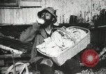 Standbild Dieb entführt Baby United States USA, 1905, aus Sekunde 16 historischem Filmmaterial Videoclip 65675073377