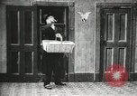 Standbild Dieb entführt Baby United States USA, 1905, aus Sekunde 21 historischem Filmmaterial Videoclip 65675073377