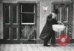 Standbild Dieb entführt Baby United States USA, 1905, aus Sekunde 22 historischem Filmmaterial Videoclip 65675073377
