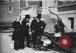Standbild Dieb entführt Baby United States USA, 1905, aus Sekunde 24 historischem Filmmaterial Videoclip 65675073377