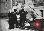 Standbild Dieb entführt Baby United States USA, 1905, aus Sekunde 25 historischem Filmmaterial Videoclip 65675073377