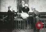 Standbild Dieb entführt Baby United States USA, 1905, aus Sekunde 26 historischem Filmmaterial Videoclip 65675073377