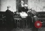 Standbild Dieb entführt Baby United States USA, 1905, aus Sekunde 27 historischem Filmmaterial Videoclip 65675073377