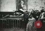 Standbild Dieb entführt Baby United States USA, 1905, aus Sekunde 28 historischem Filmmaterial Videoclip 65675073377