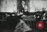 Standbild Dieb entführt Baby United States USA, 1905, aus Sekunde 29 historischem Filmmaterial Videoclip 65675073377