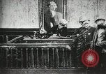 Standbild Dieb entführt Baby United States USA, 1905, aus Sekunde 31 historischem Filmmaterial Videoclip 65675073377