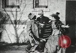 Standbild Dieb entführt Baby United States USA, 1905, aus Sekunde 32 historischem Filmmaterial Videoclip 65675073377
