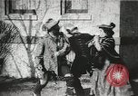 Standbild Dieb entführt Baby United States USA, 1905, aus Sekunde 33 historischem Filmmaterial Videoclip 65675073377