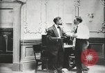 Image des voleurs volent des vêtements United States USA, 1904, de la seconde 4 séquences d'archives historiques vidéo 65675073379