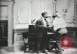 Image des voleurs volent des vêtements United States USA, 1904, de la seconde 5 séquences d'archives historiques vidéo 65675073379