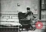 Image des voleurs volent des vêtements United States USA, 1904, de la seconde 7 séquences d'archives historiques vidéo 65675073379