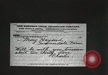 Image des voleurs volent des vêtements United States USA, 1904, de la seconde 9 séquences d'archives historiques vidéo 65675073379