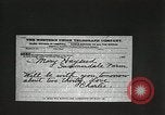 Image des voleurs volent des vêtements United States USA, 1904, de la seconde 12 séquences d'archives historiques vidéo 65675073379