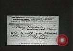 Image des voleurs volent des vêtements United States USA, 1904, de la seconde 17 séquences d'archives historiques vidéo 65675073379