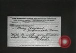 Image des voleurs volent des vêtements United States USA, 1904, de la seconde 19 séquences d'archives historiques vidéo 65675073379