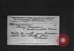 Image des voleurs volent des vêtements United States USA, 1904, de la seconde 21 séquences d'archives historiques vidéo 65675073379
