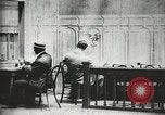 Image des voleurs volent des vêtements United States USA, 1904, de la seconde 22 séquences d'archives historiques vidéo 65675073379