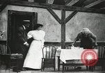 Image des voleurs volent des vêtements United States USA, 1904, de la seconde 25 séquences d'archives historiques vidéo 65675073379