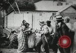 Image des voleurs volent des vêtements United States USA, 1904, de la seconde 28 séquences d'archives historiques vidéo 65675073379