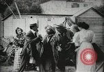 Image des voleurs volent des vêtements United States USA, 1904, de la seconde 30 séquences d'archives historiques vidéo 65675073379