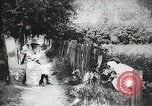 Image des voleurs volent des vêtements United States USA, 1904, de la seconde 53 séquences d'archives historiques vidéo 65675073379