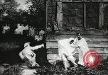 Image des voleurs volent des vêtements United States USA, 1904, de la seconde 56 séquences d'archives historiques vidéo 65675073379
