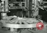 Immagine di Raymond Loewy T1 locomotore costruzione e collaudo Altoona Pennsylvania USA, 1948, secondo 50 filmato di repertorio 65675073413