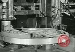 Immagine di Raymond Loewy T1 locomotore costruzione e collaudo Altoona Pennsylvania USA, 1948, secondo 51 filmato di repertorio 65675073413