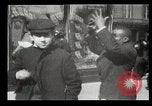 Immagine di Pedoni New York United States USA, 1903, secondo 31 filmato di repertorio 65675073423