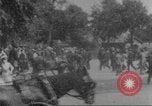 Immagine di La folla che arrivano a evento esterno United States USA, 1905, secondo 3 filmato di repertorio 65675073425