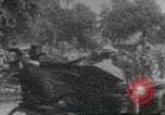Immagine di La folla che arrivano a evento esterno United States USA, 1905, secondo 10 filmato di repertorio 65675073425