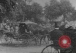 Immagine di La folla che arrivano a evento esterno United States USA, 1905, secondo 11 filmato di repertorio 65675073425