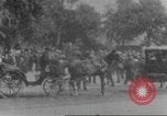 Immagine di La folla che arrivano a evento esterno United States USA, 1905, secondo 14 filmato di repertorio 65675073425