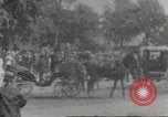 Immagine di La folla che arrivano a evento esterno United States USA, 1905, secondo 15 filmato di repertorio 65675073425