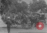 Immagine di La folla che arrivano a evento esterno United States USA, 1905, secondo 16 filmato di repertorio 65675073425