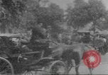 Immagine di La folla che arrivano a evento esterno United States USA, 1905, secondo 18 filmato di repertorio 65675073425