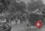 Immagine di La folla che arrivano a evento esterno United States USA, 1905, secondo 20 filmato di repertorio 65675073425