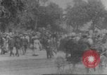 Immagine di La folla che arrivano a evento esterno United States USA, 1905, secondo 23 filmato di repertorio 65675073425