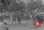 Immagine di La folla che arrivano a evento esterno United States USA, 1905, secondo 24 filmato di repertorio 65675073425