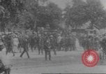Immagine di La folla che arrivano a evento esterno United States USA, 1905, secondo 25 filmato di repertorio 65675073425
