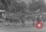 Immagine di La folla che arrivano a evento esterno United States USA, 1905, secondo 27 filmato di repertorio 65675073425