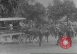 Immagine di La folla che arrivano a evento esterno United States USA, 1905, secondo 28 filmato di repertorio 65675073425