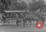 Immagine di La folla che arrivano a evento esterno United States USA, 1905, secondo 29 filmato di repertorio 65675073425