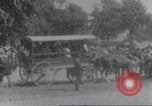 Immagine di La folla che arrivano a evento esterno United States USA, 1905, secondo 30 filmato di repertorio 65675073425