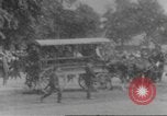 Immagine di La folla che arrivano a evento esterno United States USA, 1905, secondo 31 filmato di repertorio 65675073425