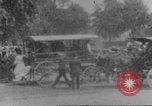 Immagine di La folla che arrivano a evento esterno United States USA, 1905, secondo 34 filmato di repertorio 65675073425