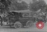 Immagine di La folla che arrivano a evento esterno United States USA, 1905, secondo 35 filmato di repertorio 65675073425