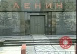 Standbild Grab Lenins Moskau Russland Sowjetunion, 1970, aus Sekunde 60 historischem Filmmaterial Videoclip 65675073439