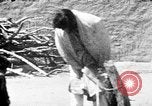 Standbild Buffalo dance von San Ildefonso Tewa Pueblo Indianer San Ildefonso Pueblo New Mexico USA, 1929, aus Sekunde 28 historischem Filmmaterial Videoclip 65675073458